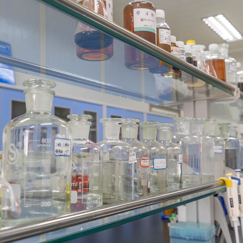 Habio-queratinase avançada para degradação da proteína da queratina e processamento de farinha de penas